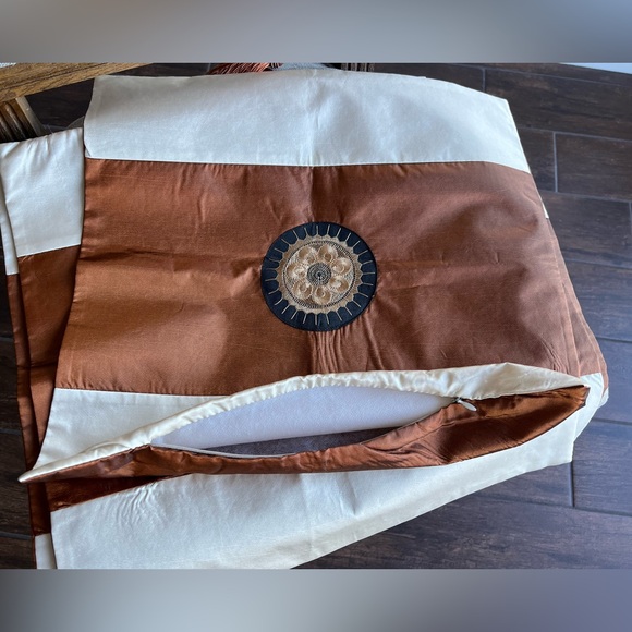 3/$25❤️Table Runners with 5 pcs brand new Cushion Cases - Picture 6 of 6